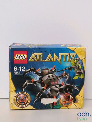 La boîte du set Lego Atlantis est posée sur la table.