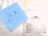 une feuille de papier posée sur un livre, sur laquelle est posé un marqueur