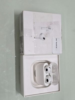 une boîte blanche contenant une paire d'AirPods