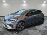 une voiture grise est garée dans une pièce au sol à carreaux