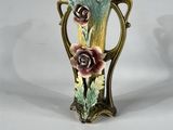 un vase avec des fleurs posé sur une table