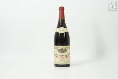 une bouteille de vin posée sur une table