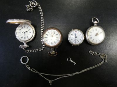 quatre types différents de montres de poche posées sur une table
