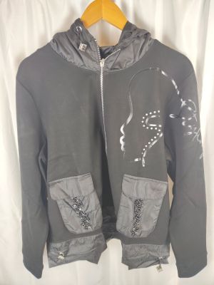 sweat à capuche gris avec un motif blanc et noir sur le devant de la capuche