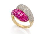 une bague en diamants roses et blancs, signée Van Cleef