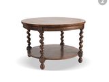 une table ronde en bois surmontée d'une étagère en bois