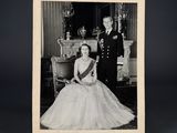 photographie en noir et blanc d'un homme et d'une femme en tenue de cérémonie
