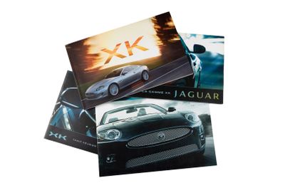 trois cartes postales sur lesquelles figure une photo d'une voiture de sport