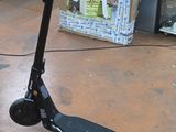 un scooter posé par terre dans un magasin