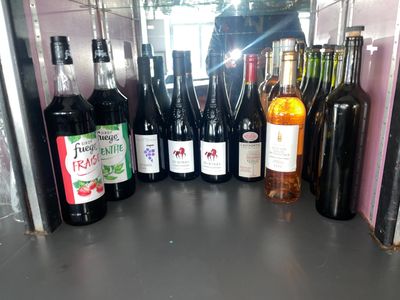 des bouteilles de vin sont alignées sur une étagère dans une pièce
