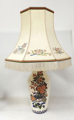 une lampe posée sur une table et munie d'un abat-jour