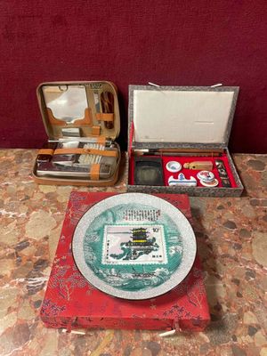 une assiette blanche posée sur une table, à côté d'une boîte rouge