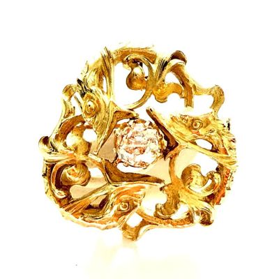 une image d'une bague en or avec un diamant au centre