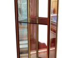une vitrine avec une porte vitrée au milieu