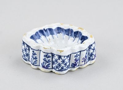 un bol bleu et blanc orné d'un motif floral