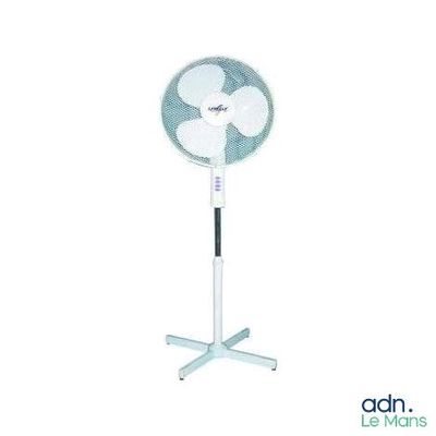 un ventilateur blanc posé sur un pied métallique