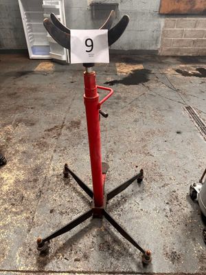 une image représentant un support pour crosses de hockey sur lequel figure le chiffre 9