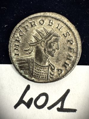 une pièce d'argent sur laquelle figure l'image d'un homme
