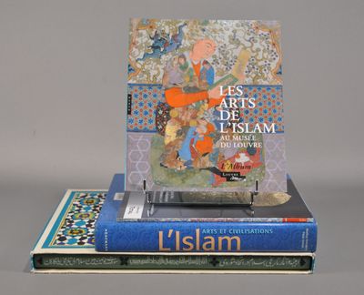 plusieurs livres sont empilés sur une table
