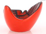 un bol rouge orné d'une bande noire