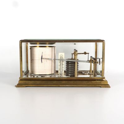 une vitrine contenant une horloge