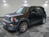 La jeep noire est garée dans le garage, sur un sol à damier.