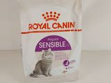 un gros plan sur un sac de nourriture pour chat posé sur une table