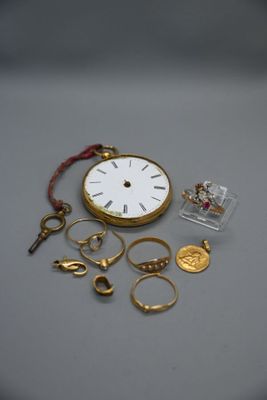 une petite montre de poche en or et plusieurs autres bagues en or