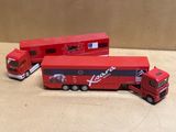 deux camions jouets assis l'un à côté de l'autre