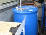 un fût bleu posé à côté d'un réservoir d'eau bleu