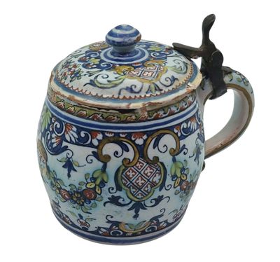 une théière bleue et blanche munie d'une anse