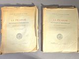 deux vieux livres posés sur une table l'un à côté de l'autre