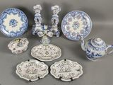 de nombreuses pièces de vaisselle différentes exposées sur la table