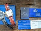 une montre posée sur une boîte bleue