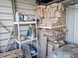 une pile de cartons posée sur une étagère dans un garage