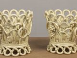 deux vases posés sur une table