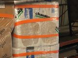 Des cartons de papier toilette sont empilés les uns sur les autres dans un entrepôt