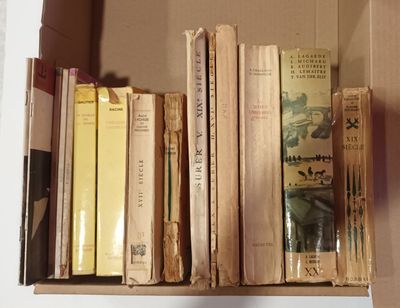 beaucoup de livres qui traînent sur une étagère