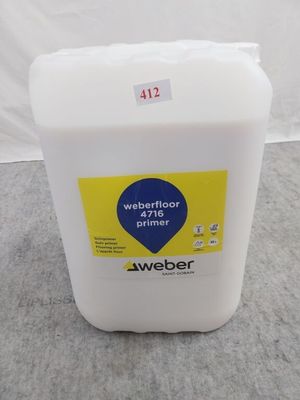 un récipient blanc muni d'une étiquette jaune posé sur une table