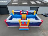 une structure gonflable avec un ballon de basket dessus