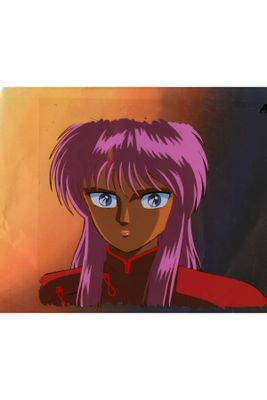 Une héroïne d'anime aux cheveux violets et aux yeux bleus regarde la caméra
