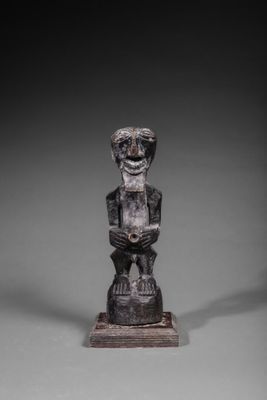"Figure d'ancêtre , patine nuancée - aux fonctions apotropaï…