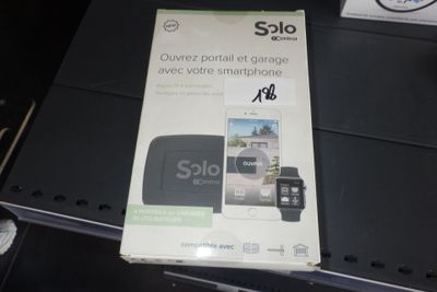 emballage d'un téléphone portable posé sur une table noire