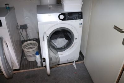 Une machine à laver AEG - Photo 1