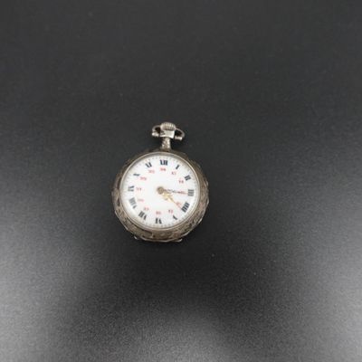 une montre de poche ancienne avec des chiffres romains et des chiffres romains sur le cadran
