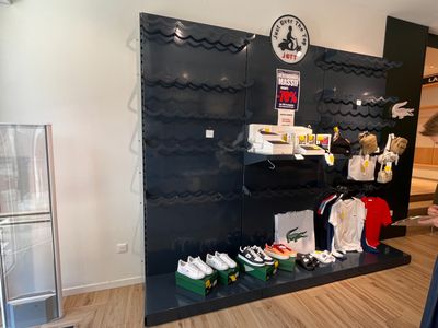 une femme qui regarde un présentoir de chaussures dans un magasin
