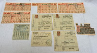 Plusieurs billets de train anciens et inutilisés sont disposés sur une feuille de papier