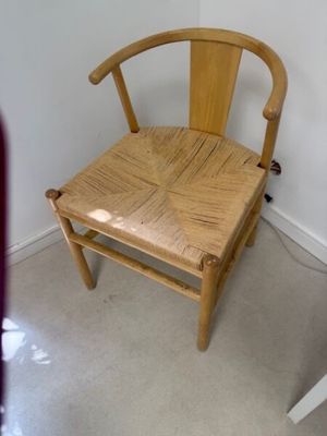 une chaise en bois qui se trouve dans un coin d'une pièce