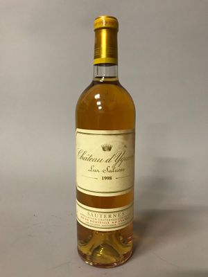une bouteille de vin posée sur une table