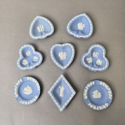six assiettes bleues et blanches en forme de cœur, ornées de motifs blancs